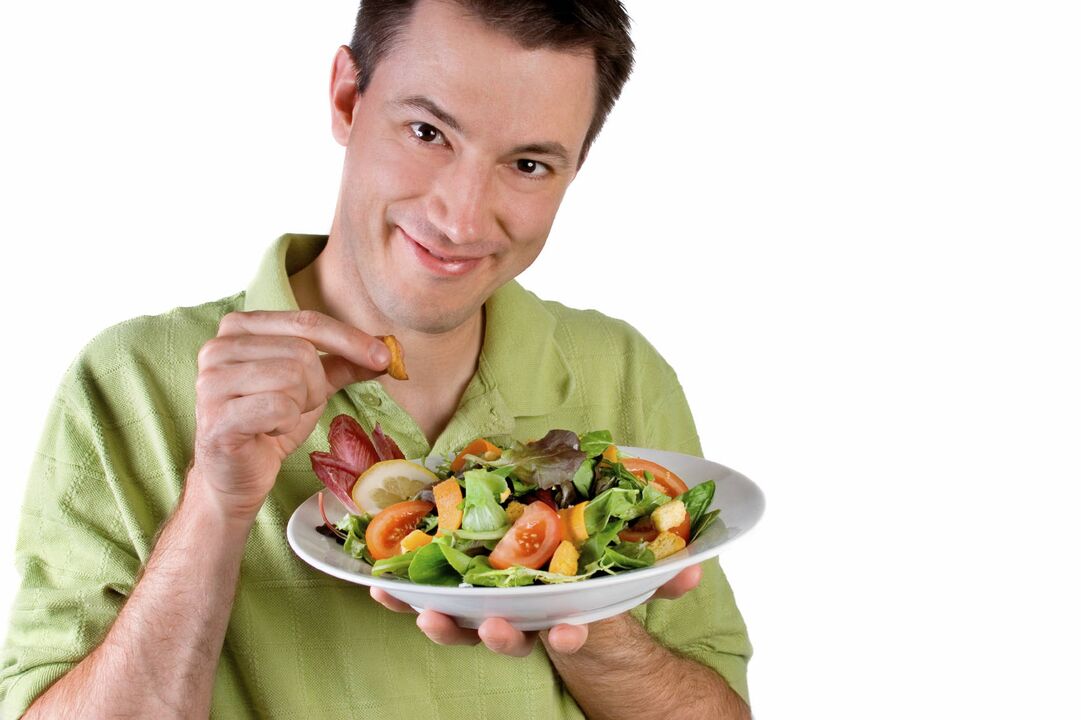 lalaki tuang salad sayuran pikeun potency